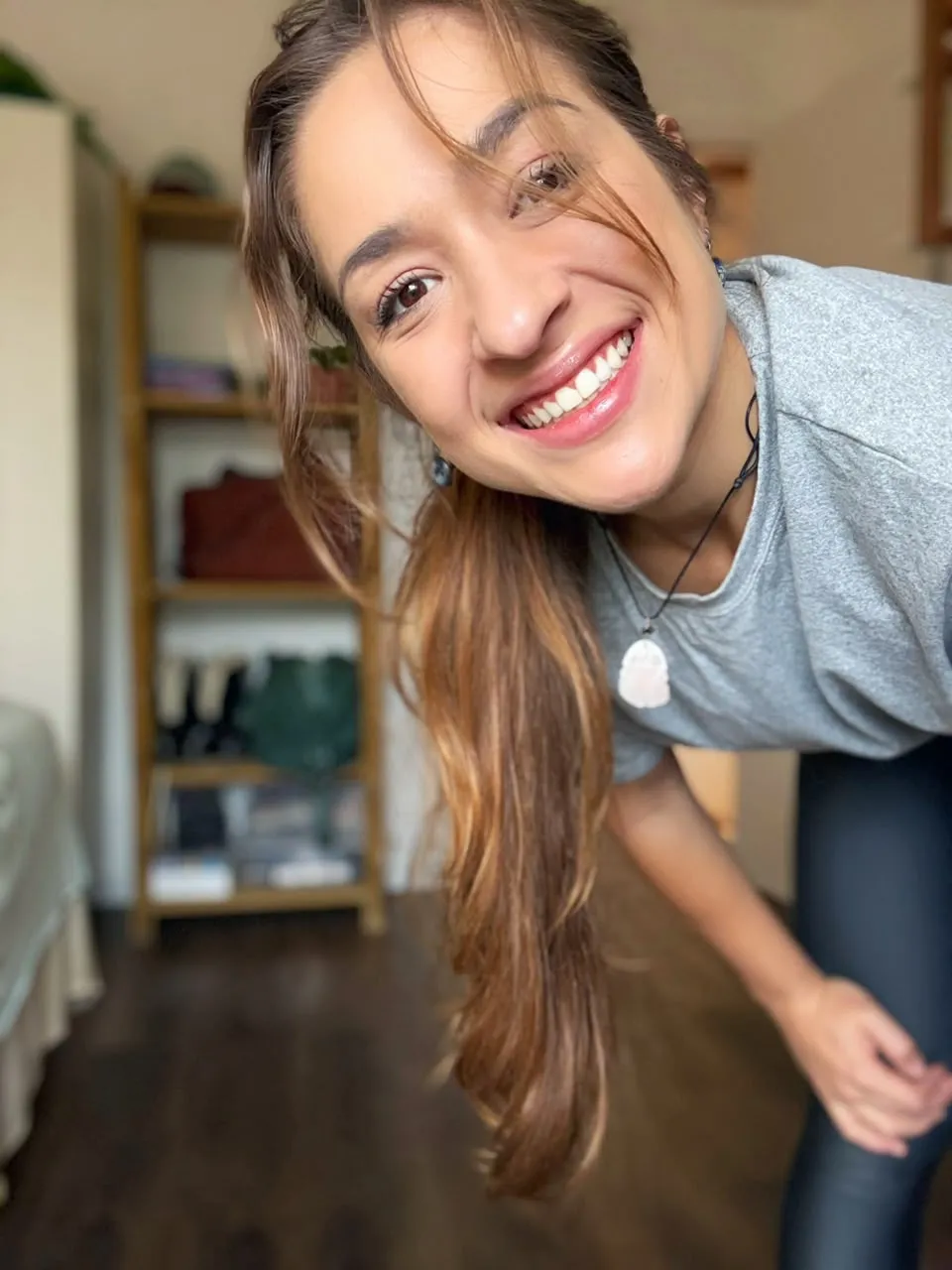 Vanessa sorrindo, em casa