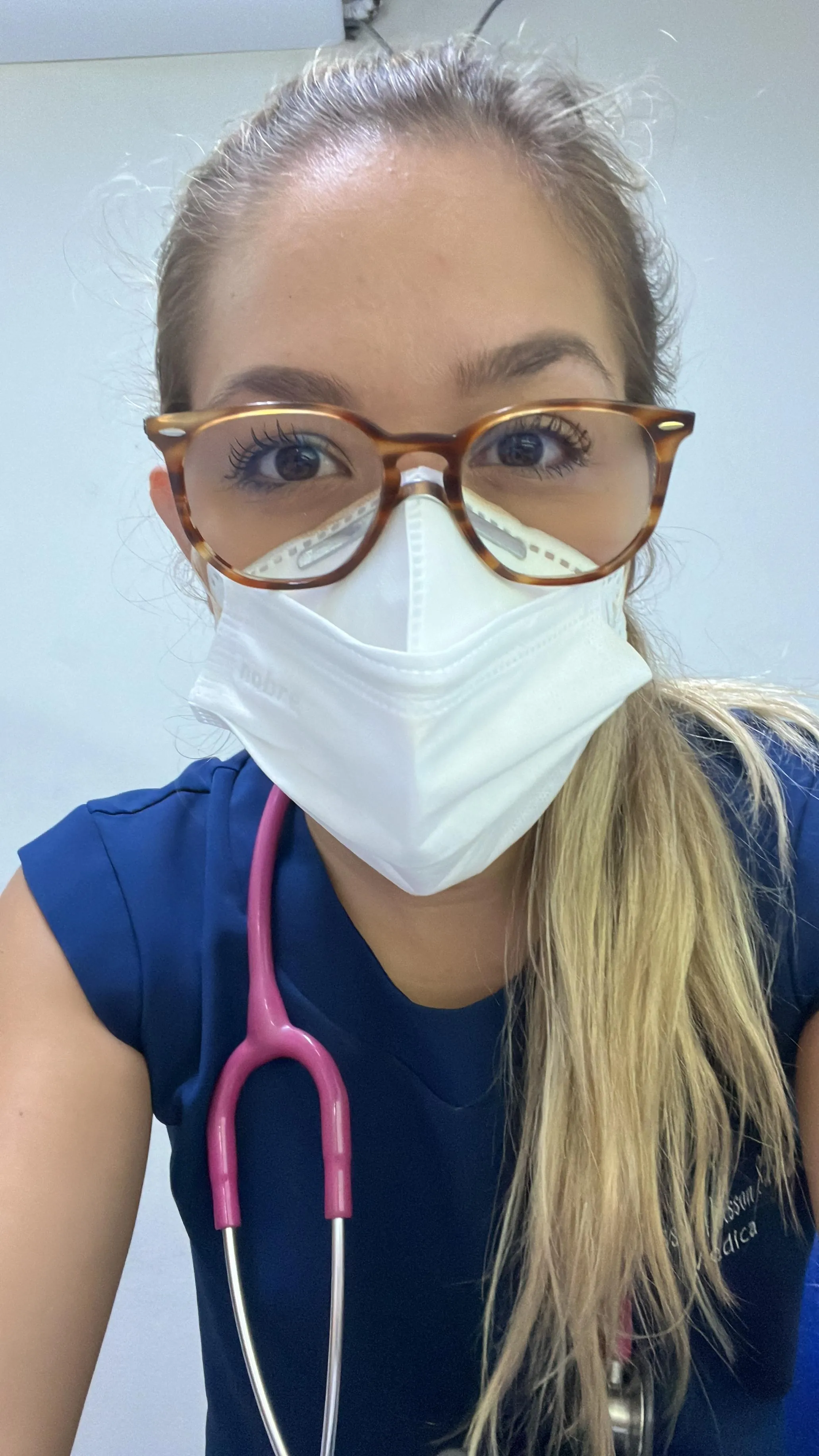 Vanessa de máscara N95 e óculos, pronta para mais um plantão